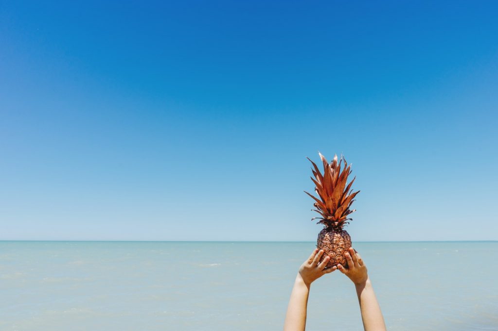 Een ananas op het strand in de zomer