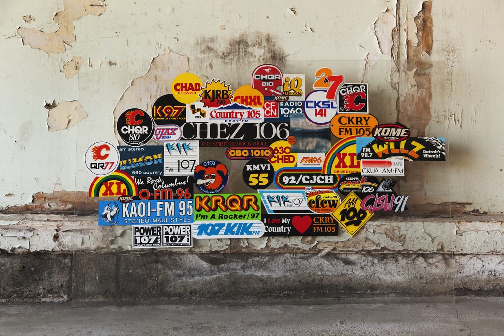 stickers op een muur