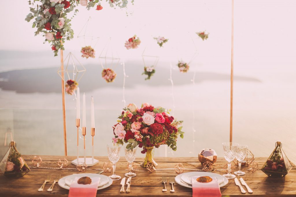 Romantische pastelkleurige bruiloft met mooie rozen op tafel