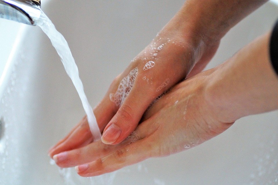 Hoe verzorg je je handen goed met al dat handen wassen