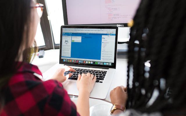 Vrouw achter laptop